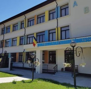 Read more about the article De astăzi și până la finalul acestui an, elevii Școlii Gimnaziale „Grigore Rădulescu” Bezdead, beneficiază de o masă caldă