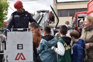 Read more about the article Experiențe inedite pentru elevii Școlii „Radu cel Mare” din Târgoviște, la Detașamentul de Pompieri Târgoviște