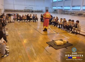 Read more about the article Sesiune esențială de pregătire în acordarea primului ajutor, la Școala Gimnazială „Prof. Paul Bănică” din Târgoviște
