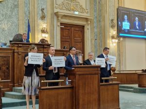 Read more about the article Titus Corlățean: USR agită pancarte în Parlament, îi ofensează pe ceilalți și nu mai au nici o limită sau un gram de rușine