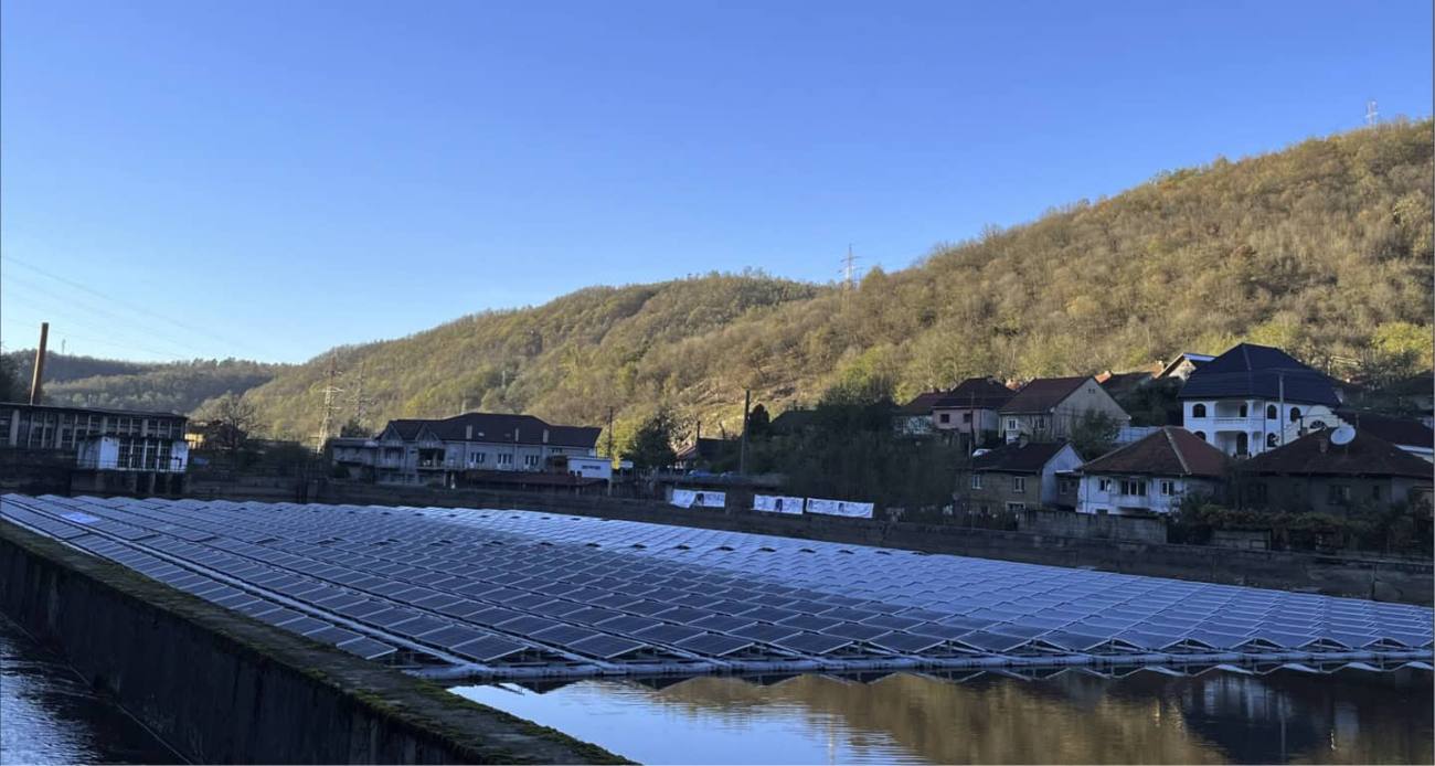 You are currently viewing A fost pusă în funcțiune prima centrală fotovoltaică plutitoare din România, în județul Caraș-Severin