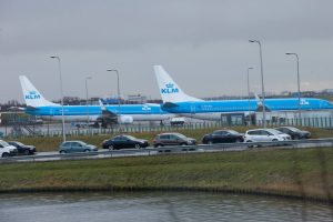 Read more about the article Un om a murit aspirat de motorul unui avion, pe aeroportul din Amsterdam
