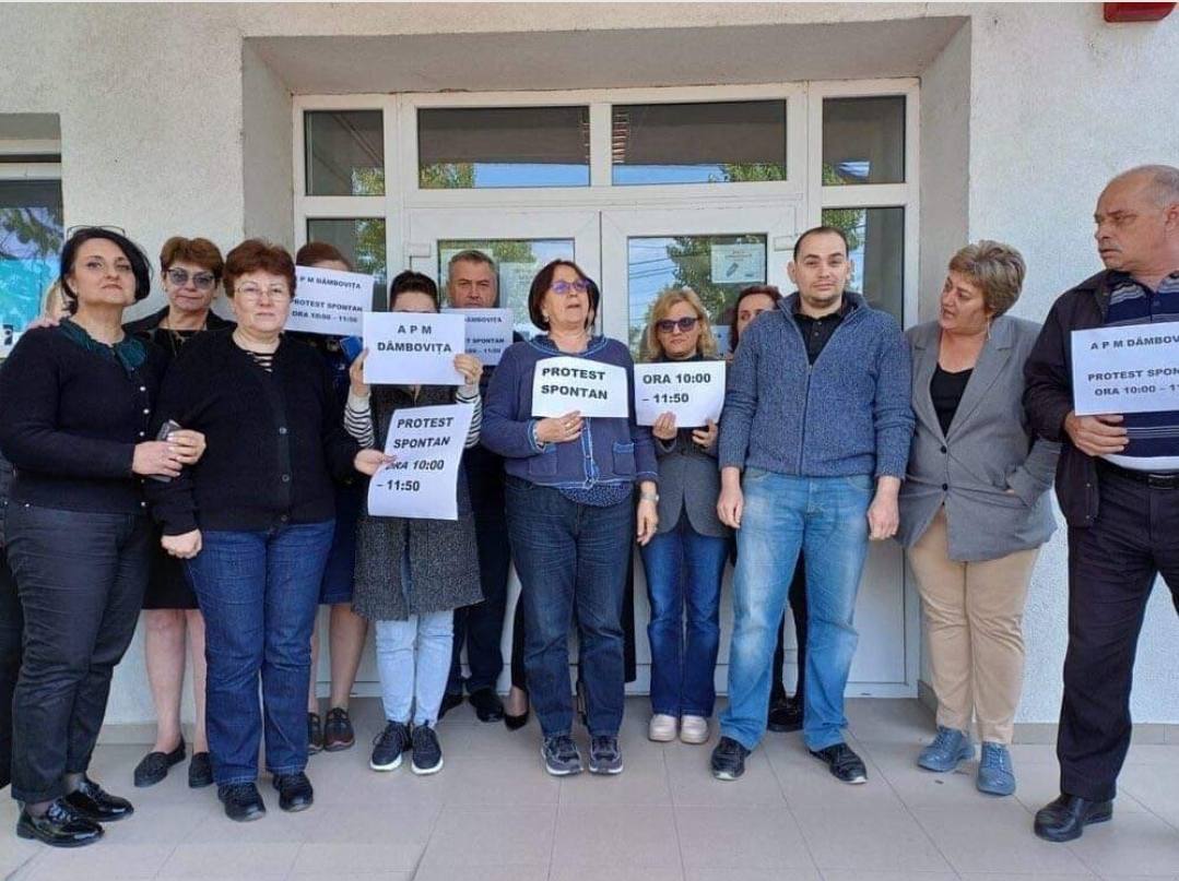 You are currently viewing Protest la Agenția pentru Protecția Mediului Dâmbovița