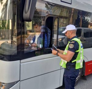 Read more about the article GĂEȘTI: Șoferul unui autovehicul destinat transportului școlar, surprins de polițiști sub influența alcoolului!