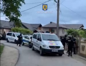 Read more about the article VIDEO: Descinderi ale polițiștilor, în satul Racovița! Cinci persoane au fost reținute!