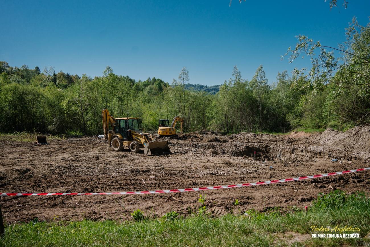 You are currently viewing Au început lucrările de înființarea a sistemului de canalizare, la Bezdead