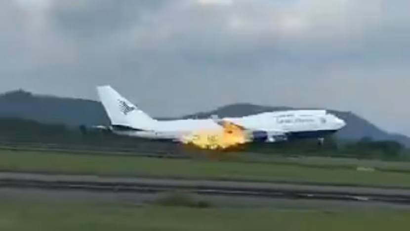You are currently viewing Unul dintre motoarele unui avion Boeing 747 a luat foc în timpul decolării, în Indonezia
