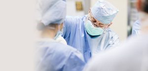 Read more about the article Chirurgul de la Institutul Oncologic București, anchetat după ce ar fi uitat o compresă în abdomenul unei paciente din Județul Dâmbovița, plasat în arest la domiciliu