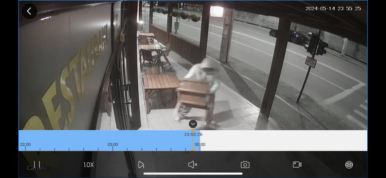 You are currently viewing Binevoitorul care a „împrumutat” azi-noapte scaunele terasei Spring din micro 6, surpins de camerele video
