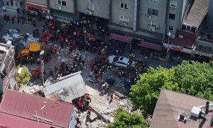 Read more about the article Un bloc de cinci etaje s-a prăbuşit în Istanbul