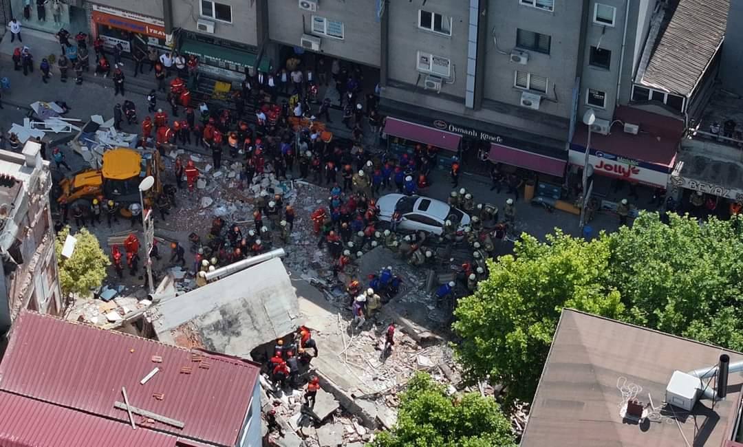 You are currently viewing Un bloc de cinci etaje s-a prăbuşit în Istanbul