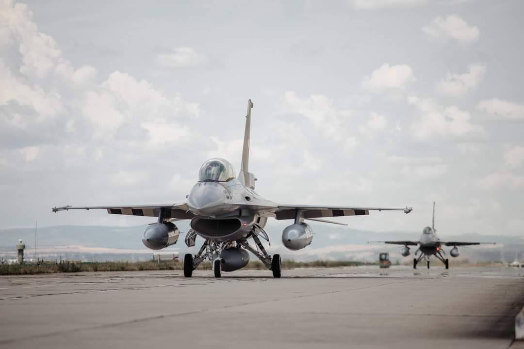 You are currently viewing Trei aeronave F-16 din Norvegia au sosit la baza militară de la Câmpia Turzii