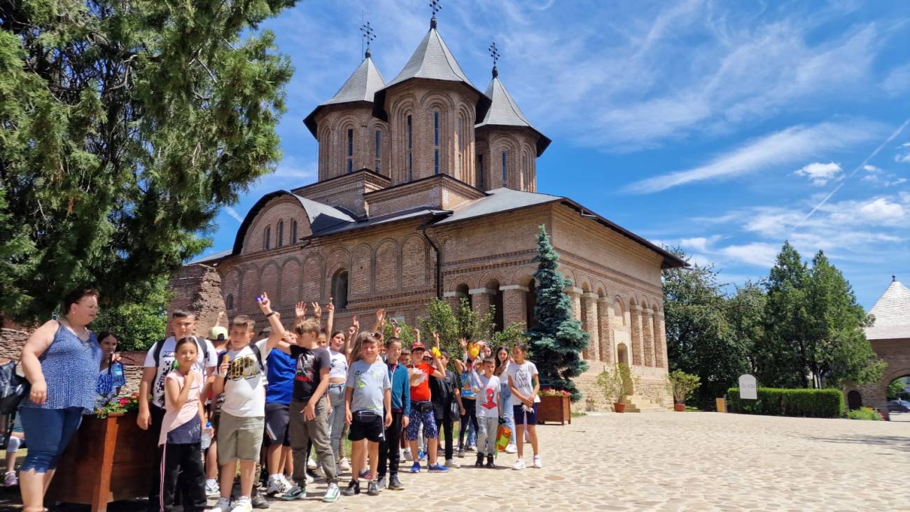 You are currently viewing Proiectul „Un Mediu Curat, o Comunitate Sănătoasă” aduce elevii în mijlocul naturii și istoriei
