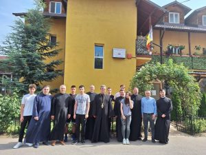 Read more about the article DARURI PENTRU CĂMINUL DE BĂTRÂNI FUNDAȚIA ”CATEDRALA EROILOR” DIN PARTEA UNOR PAROHII ALE ARHIEPISCOPIEI TÂRGOVIȘTEI