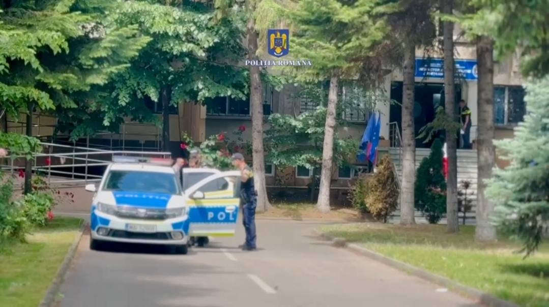 You are currently viewing VIDEO: Un bărbat din Dobra, acuzat că a înșelat o persoană prezentându-se inspector de la protecția consumatorilor, a fost reținut de polițiști!
