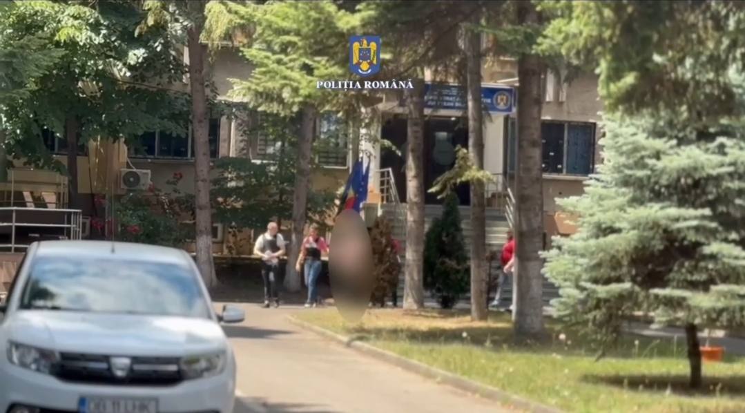 You are currently viewing VIDEO: Polițiștii dâmbovițeni au efectuat percheziții domiciliare  pentru documentarea activității infracționale a unei persoane acuzată de înșelăciune