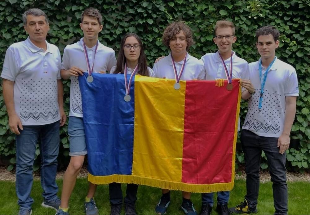 You are currently viewing Trei medalii de argint și una de bronz pentru elevii olimpici români la Olimpiada de Informatică a Europei Centrale