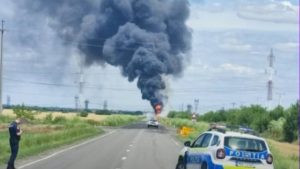 Read more about the article O cisternă încărcată cu benzină și o mașină s-au ciocnit, apoi au luat foc, în Brăila