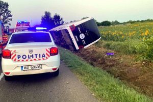 Read more about the article Un autocar cu 59 de turiști, răsturnat în Vrancea, după ce șoferul a adormit la volan
