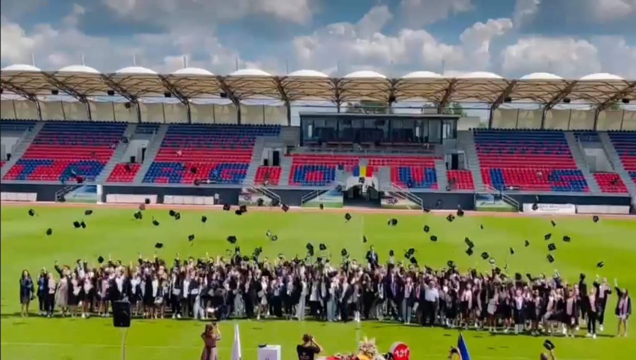 You are currently viewing Festivitatea de absolvire a elevilor Liceului „Petru Cercel” s-a desfășurat, ieri, pe „Stadionul Eugen Popescu” din Târgoviște