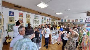 Read more about the article Galeriile Framing Art găzduiesc expoziția clasei de Pictură, Artă Modernă și Grafică, a Școlii Populare de Arte „Octav Enigărescu”