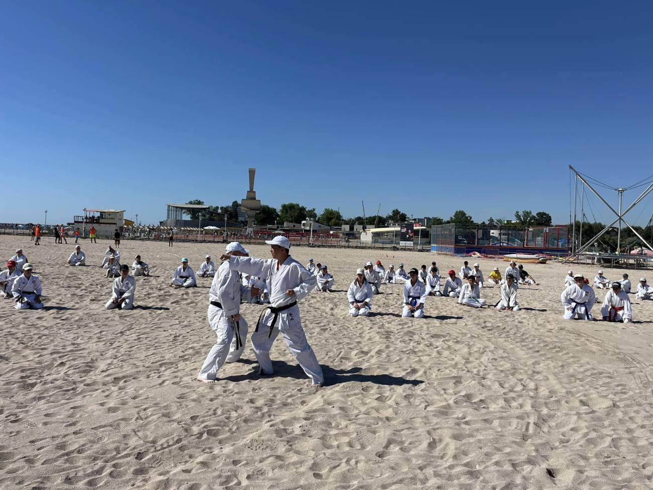 You are currently viewing Cantonament centralizat la malul Mării pentru karateka de la CS Târgoviște. Elevii lui Ionuț Munteanu trag din greu pe plaja de la Costinești