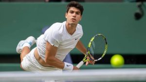 Read more about the article Alcaraz îl învinge pe Djokovic și câștigă marele trofeu de la Wimbledon