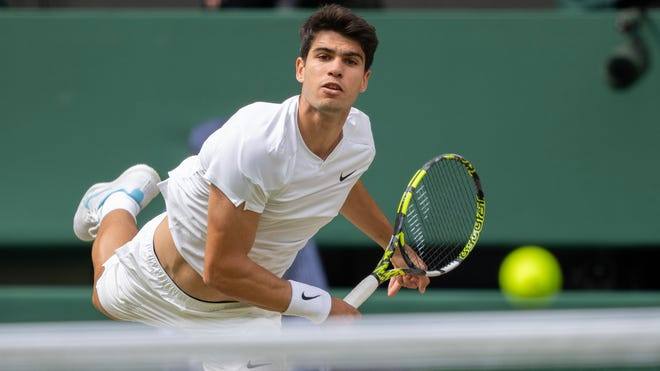 You are currently viewing Alcaraz îl învinge pe Djokovic și câștigă marele trofeu de la Wimbledon