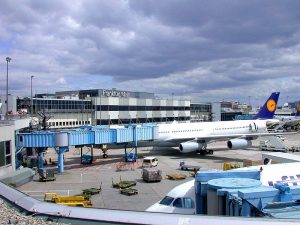 Read more about the article Trafic aerian suspendat pe aeroportul din Frankfurt, după ce militanţii ecologişti au intrat pe pistă