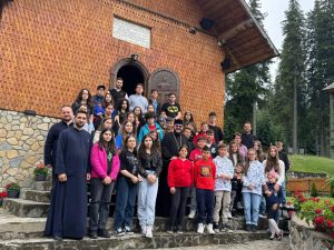 Read more about the article ARHIEPISCOPIA TÂRGOVIȘTEI A OFERIT TABERE DE VARĂ TINERILOR IMPLICAȚI ÎN MISIUNEA BISERICII