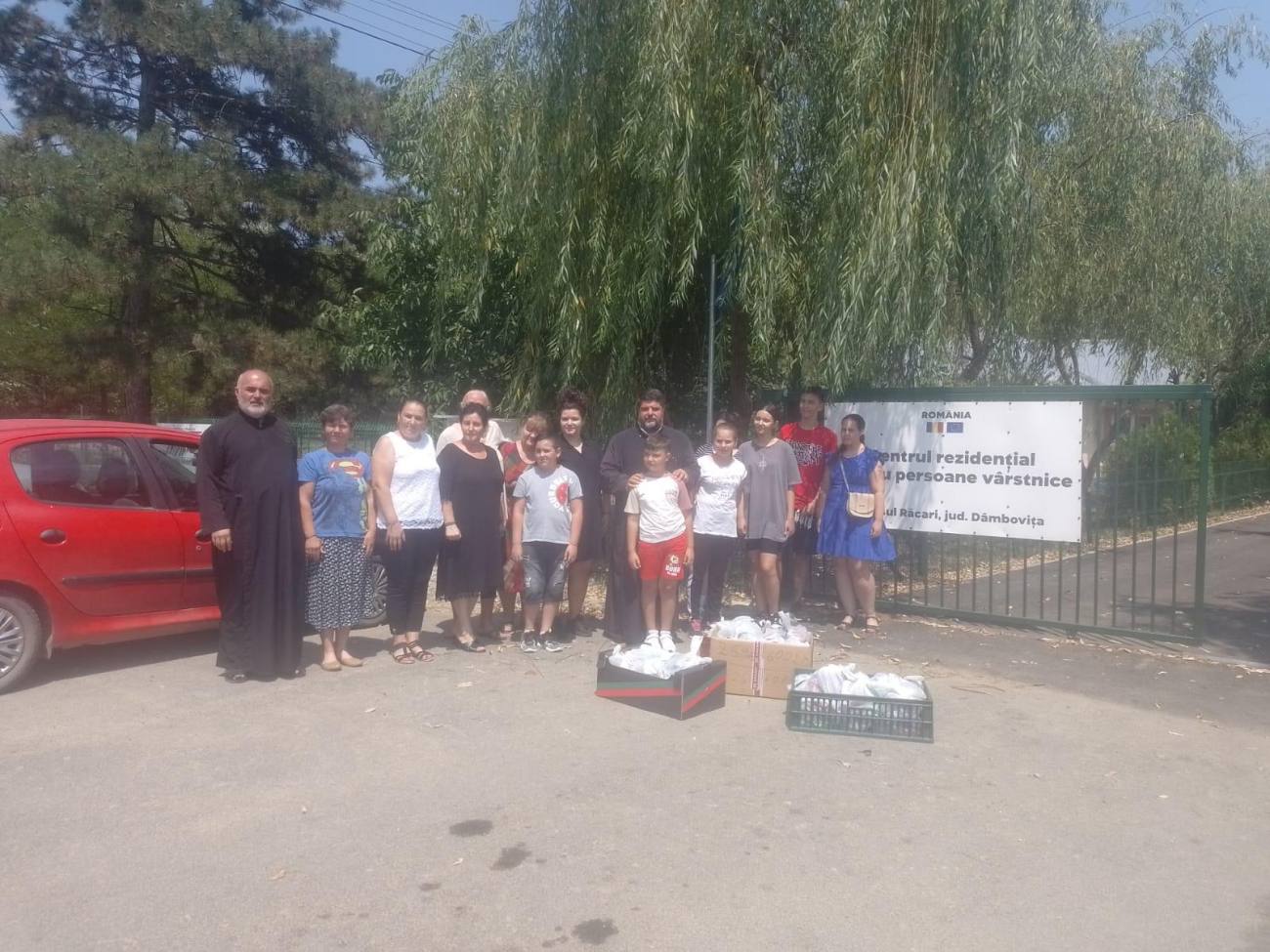 You are currently viewing BENEFICIARII CENTRULUI REZIDENȚIAL PENTRU PERSOANE VÂRSTNICE DIN GHERGANI AU PRIMIT DARURI DIN PARTEA PAROHIILOR RĂCARI II ȘI URZICEANCA