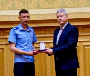 Read more about the article Doi jandarmi dâmbovițeni decorați pentru activitatea desfășurată la evenimentul tragic produs anul trecut în localitatea Crevedia