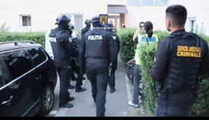 Read more about the article VIDEO: PERCHEZIȚIE LA PERSOANE CERCETATE PENTRU ÎNȘELĂCIUNE