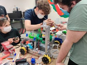 Read more about the article Două echipe de elevi români, din Ploieşti și Iași, pe locul I la Competiţia Internaţională de Robotică ”Maryland Tech Invitational”