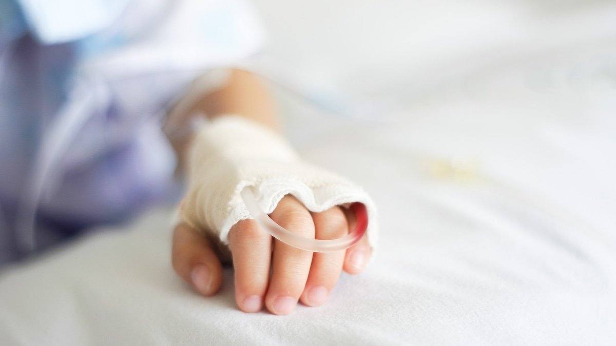 You are currently viewing Tatăl fetiței care a ajuns drogată la spital, arestat preventiv