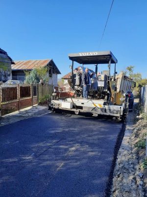 Read more about the article Continuă asfaltarea străzilor din comuna Voinești