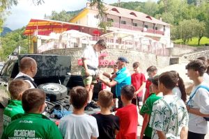 Read more about the article Jandarmii dâmbovițeni alături de copiii din tabăra Căprioara