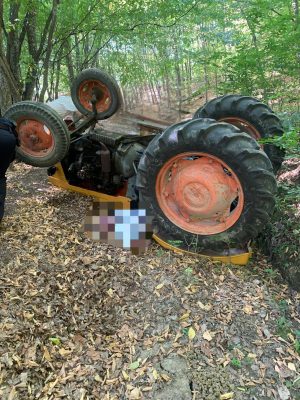 Read more about the article Tragedie la Vulcana de Sus! Un bărbat a murit după ce un utilaj agricol s-a răsturnat peste el!