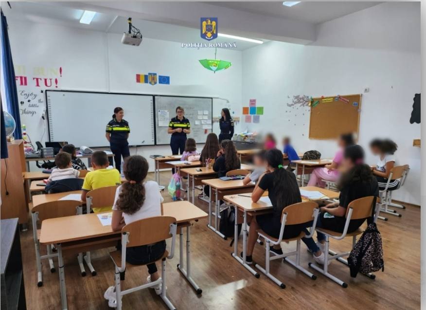 You are currently viewing Polițiștii dâmbovițeni sunt alături de copiii aflați în taberele de vară