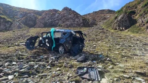 Read more about the article O maşină a căzut de la mare înălţime în zona Transalpina