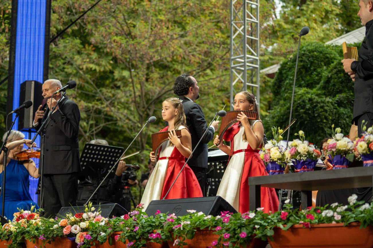 You are currently viewing S-a tras cortina peste o nouă ediție a Festivalului Internațional de Nai „Gheorghe Zamfir”, derulat la Găești