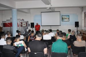 Read more about the article Cătălin Zmărăndescu, în vizită la Penitenciarul Mărgineni, pentru a le vorbi deținuților despre efectele pozitive ale practicării sportului