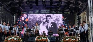 Read more about the article Piața Mihai Viteazul a devenit neîncăpătoare, aseară, pentru publicul prezent la Festivalul„Ion Dolănescu”
