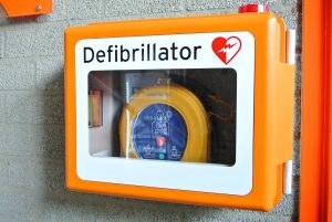 Read more about the article În liceele din Slatina se montează defibrilatoare, iar cadrele didactice și personalul auxiliar învață să le folosească
