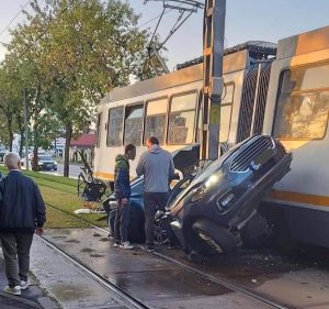 Read more about the article Un autoturism a fost lovit de tramvai în București. Șoferul a murit