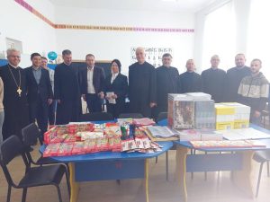 Read more about the article BISERICA A OFERIT RECHIZITE PENTRU BENEFICIARII CENTRULUI DE ZI PENTRU COPII DIN COMUNA RĂZVAD