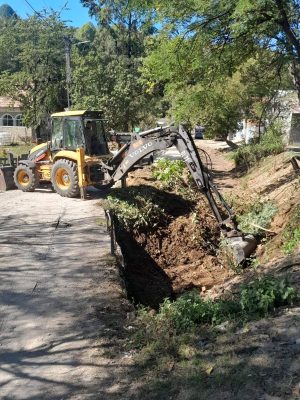 Read more about the article Primăria Brănești îndeamnă cetățenii, după amplele lucrări de decolmatare efectuate, să evite aruncarea deșeurilor în șanțuri și să păstreze curățenia