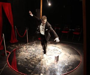 Read more about the article Echilibrul fragil al sufletului, astăzi, la Teatrul Tony Bulandra, într-un one man show uluitor