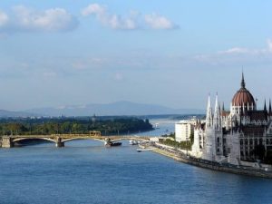 Read more about the article Ungaria ridică diguri și baraje provizorii de-a lungul Dunării