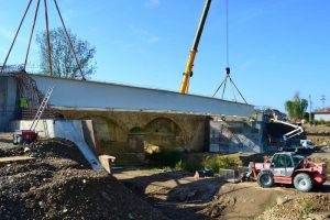 Read more about the article În cadrul proiectului de modernizare a DN7 Bâldana-Titu, se montează un pod nou, la Lungulețu